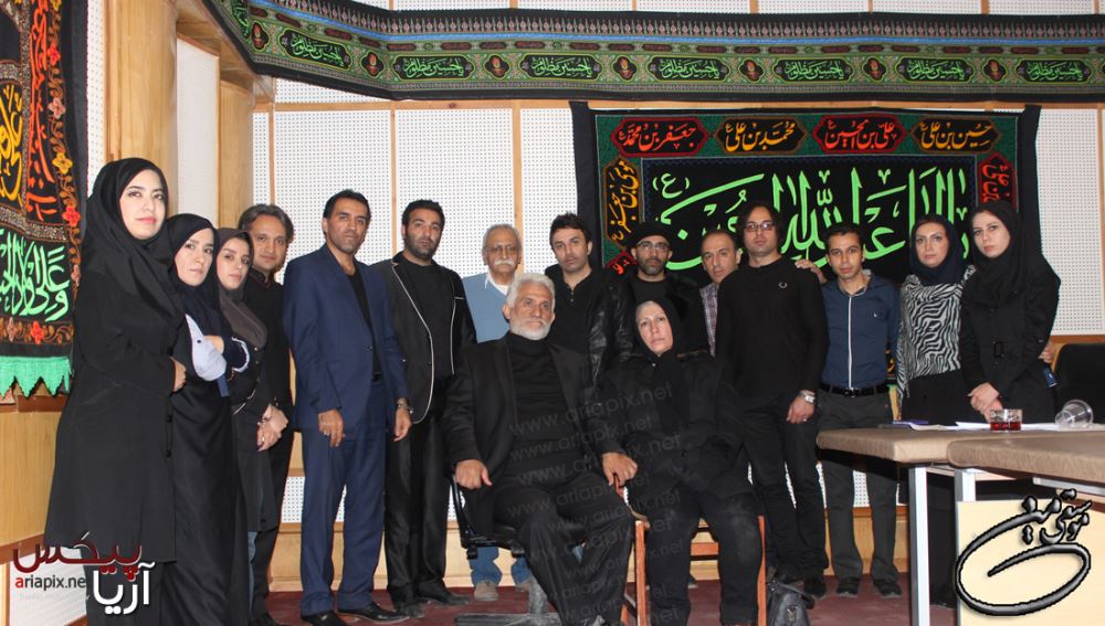 عکس یادگاری خانواده مرتضی پاشایی با عوامل و پشت صحنه برنامه موسیقی من